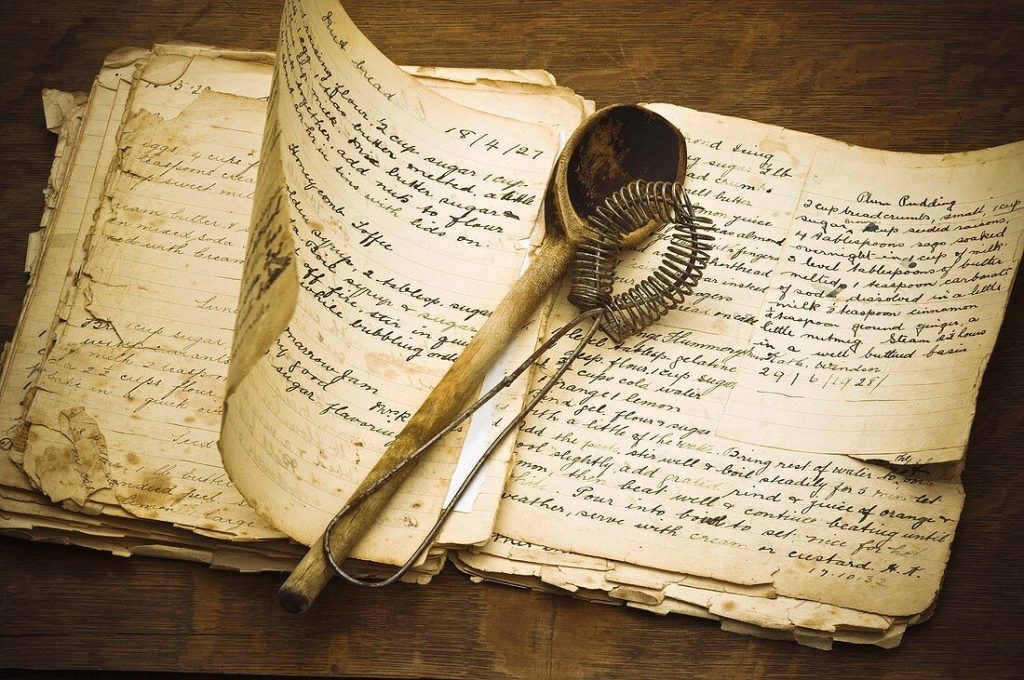 altes kochbuch und küchenwerkzeug